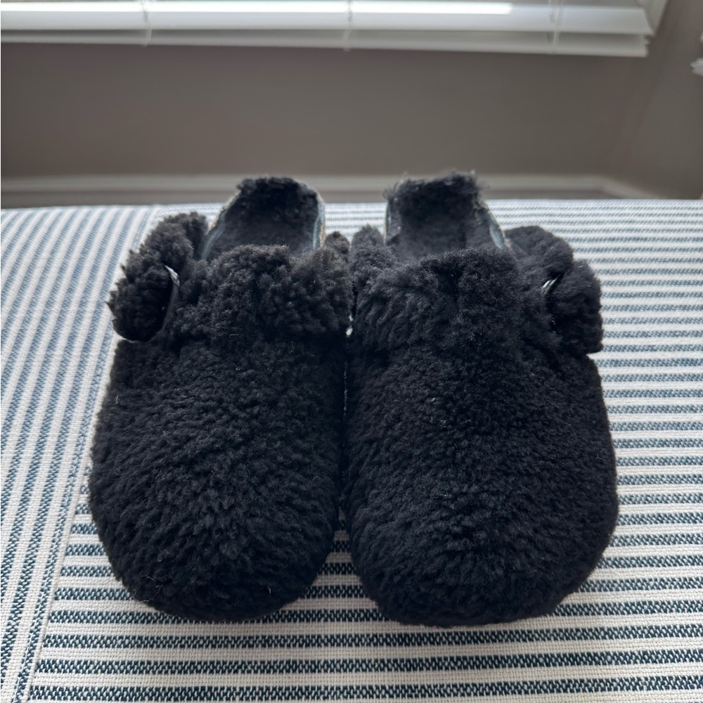 Sz 36 Narrow Black Shearling Slip-On Clogs